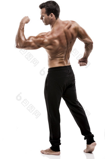 肌肉男人。工作室和显示的肱二头肌肌肉孤立的在白色背景