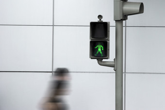 人穿越的路运动防治效果与的绿色安全信号
