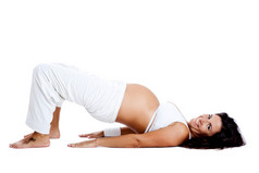 怀孕了女人使健身练习孤立的白色