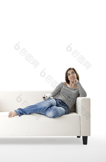 美丽的女人放松白色沙发与杯咖啡