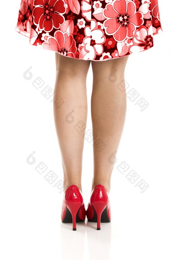 美丽的图片女腿与红色的鞋子