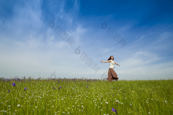 年轻的女人跳舞美丽的绿色草地