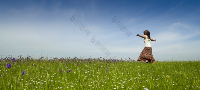 年轻的女人跳舞美丽的绿色草地