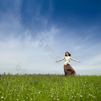 年轻的女人跳<strong>舞美</strong>丽的绿色草地