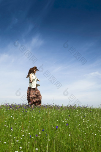 年轻的女人跳<strong>舞美</strong>丽的绿色草地