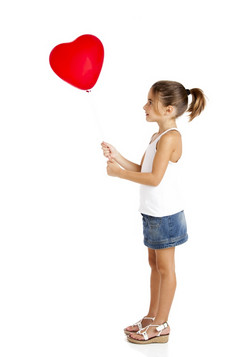 肖像小女孩持有和看红色的气球孤立的白色背景