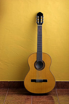 吉他靠黄色的墙