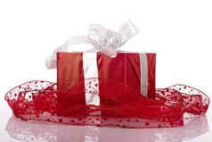 美丽的红色的圣诞节盒子孤立的白色与反射