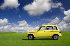 黄色的经典车绿色草地