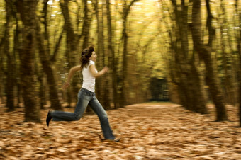 女人在跑步的秋天公园有意的长途跋涉<strong>防治</strong>效果
