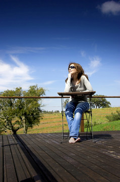 年轻的女人放松的阳台首页
