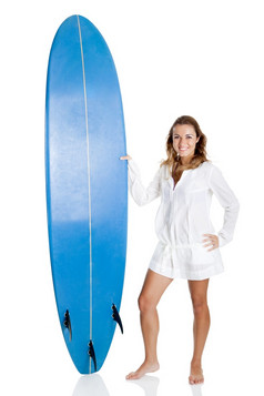 美丽的年轻的女人摆姿势与冲浪板孤立的白色
