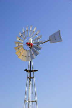 图片农场风车与伟大的蓝色的天空背景