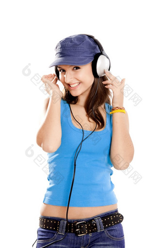 美丽的和快乐年轻的女孩听音乐与耳机孤立的白色