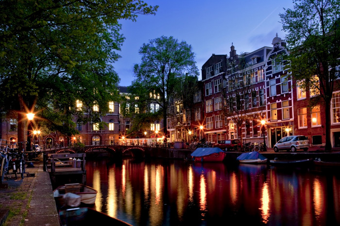 美丽的晚上视图的通道阿姆斯特丹