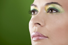 美肖像美丽的女人在绿色背景
