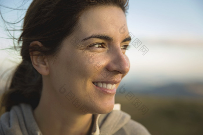 美丽的女人与自然微笑户外