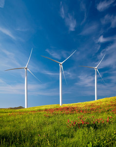 美丽的绿色草地与风涡轮机生成电