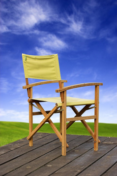 木阳台与椅子和的背景美丽的绿色草地