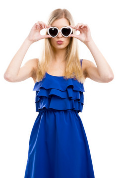美丽的女人蓝色的衣服使用太阳镜与炉形状孤立的在白色背景