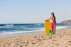 美丽的女孩的海滩与她的bodyboard