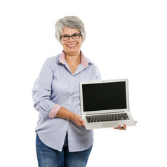 快乐上了年纪的女人持有和显示某物移动PC