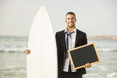 商人持有黑板和冲浪板概念关于男人。开始新生活