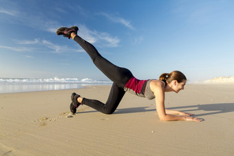 拍摄<strong>美丽的女人</strong>锻炼自己<strong>的</strong>海滩