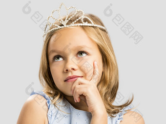肖像可爱的快乐小女孩穿公主皇冠