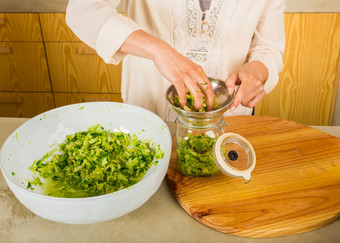 准备发酵保存蔬菜罐子卷心菜泡菜和<strong>酸菜</strong>酸卷心菜