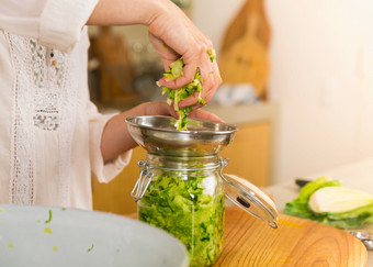 准备发酵保存蔬菜罐子卷心菜泡菜和酸菜酸卷心菜