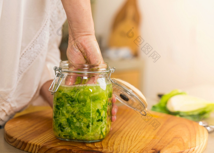 准备发酵保存蔬菜罐子卷心菜泡菜和酸菜酸卷心菜