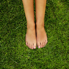 特写镜头女腿在的草