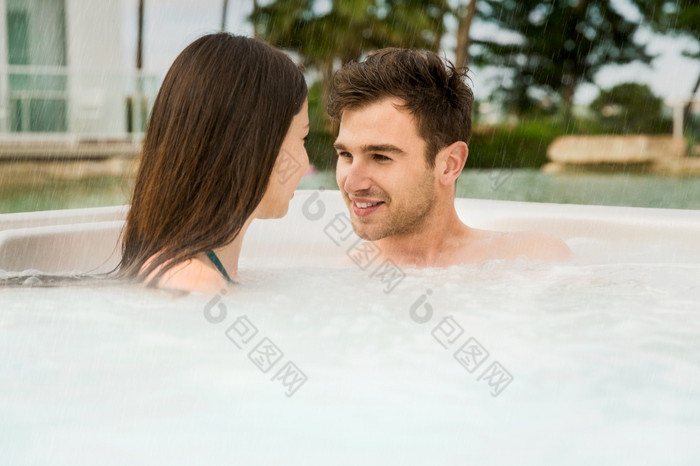 年轻的夫妇奢侈品酒店内部极可意水流按摩浴缸享受的假期