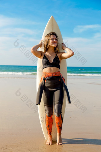 美丽的<strong>冲浪</strong>者<strong>女孩</strong>的海滩与她的<strong>冲浪</strong>板和微笑