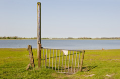 铁门与的规模的waterlevel的冲积平原的河艾瑟尔低潮汐的荷兰