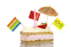 糕点治疗与甜蜜的釉而且生奶油一流的填满与奶油草莓填充装饰与蜡烛旗帜雨伞而且木偶孤立的白色背景