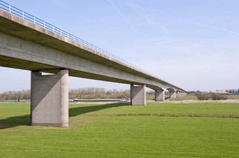 荷兰高速公路桥与混凝土塔穿越的河艾瑟尔附近的城市Zutphen的荷兰4月