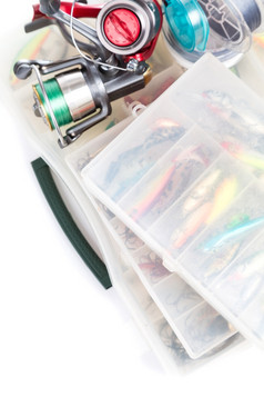 钓鱼鱼饵而且吸引透明的塑料存储盒子明亮的白色背景为设计广告出版
