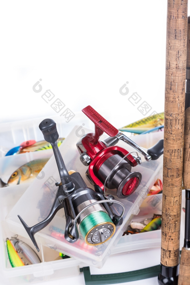 钓鱼解决钓鱼吸引而且钓鱼诱饵塑料存储盒子明亮的白色背景为设计广告出版