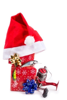 圣诞节和新一年礼物和现在红色的盒子与圣诞老人帽为渔民和垂钓者钓鱼诱饵现在盒子从红色的纸与绘画雪花