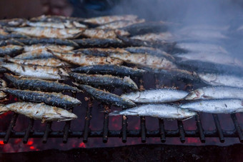 <strong>沙丁鱼</strong>烧烤街烧烤热典型的葡萄牙语食物