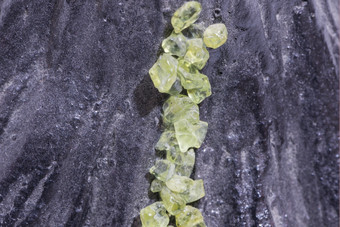橄榄石绿色珍贵的石头采取从的火山石头