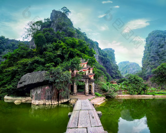 户外公园景观与湖而且石头桥门入口古老的比奇盾宝塔复杂的<strong>安保</strong>兵越南旅行目的地