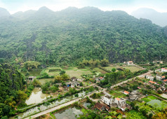 令人惊异的全景视图的大米字段石灰石岩石而且山顶宝塔从挂买寺庙的早期多雨的早....安保兵越南旅行风景而且目的地背景