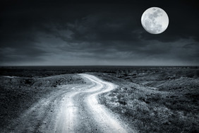 空农村路会通过草原完整的月亮晚上与戏剧性