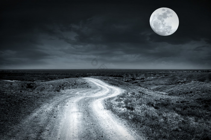 空农村路会通过草原完整的月亮晚上与戏剧性图片
