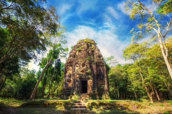 古老的高棉语前吴哥体系结构桑博尔Prei卢尔寺庙废墟与巨大的榕树树下蓝色的天空贡邦河汤姆柬埔寨旅行目的地