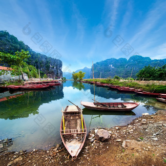 令人惊异的早....视图与越南船河那里Coc安保兵越南旅行景观而且目的地