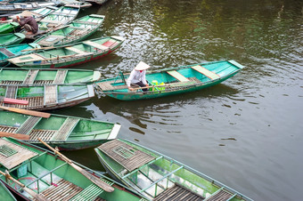 越南女人与锥形帽子坐着传统的船的河那里Coc安保兵越南旅行景观而且目的地